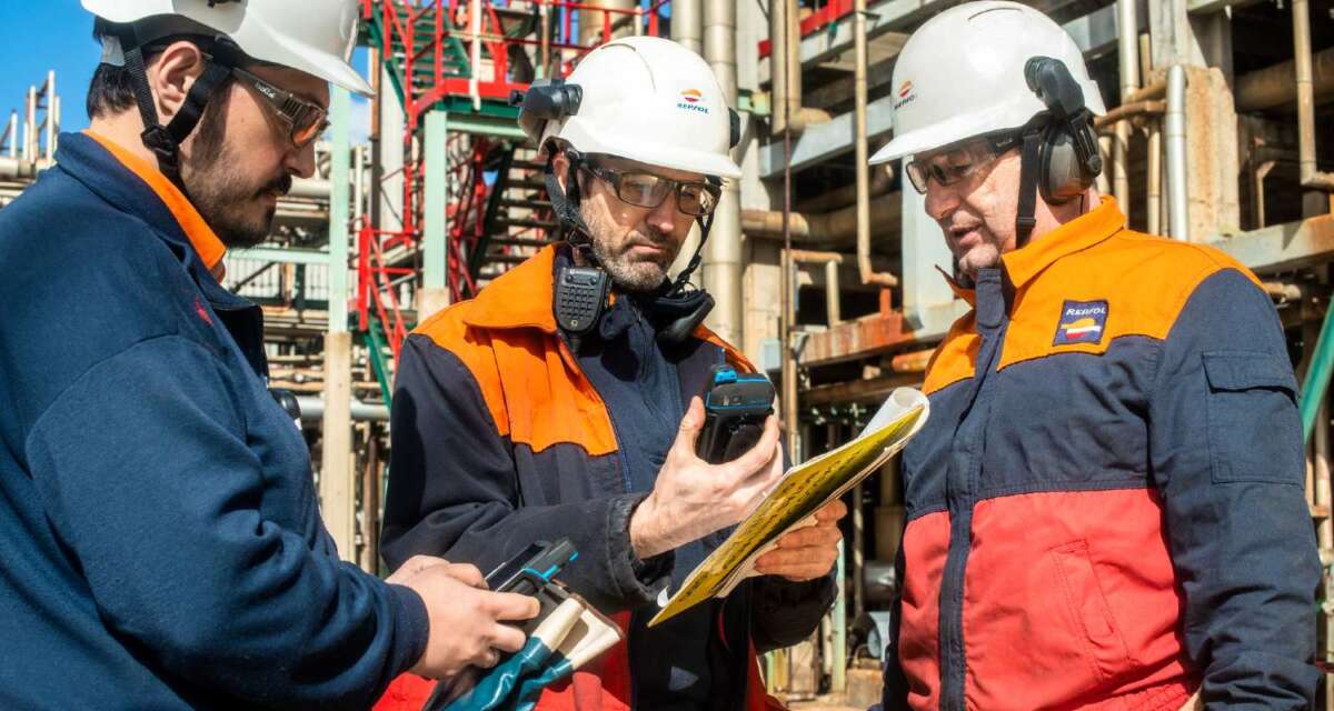 Operan en alta mar, supervisando la extracción de recursos en condiciones desafiantes. Foto: Repsol