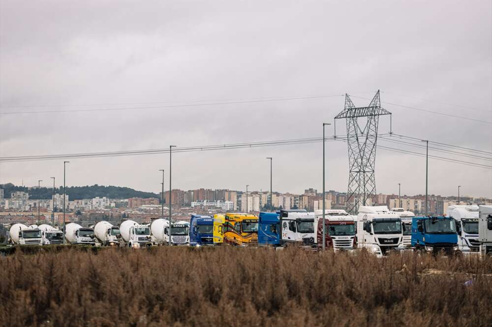 (Foto de ARCHIVO) Tráfico de transportistas a su salida del Polígono Industrial-Parque Logístico Barral, a 21 de marzo de 2022, en San Fernando de Henares, Madrid (España). El sector del transporte cumple hoy ocho días de paro indefinido, convocado a nivel nacional por la Plataforma para la Defensa del Sector de Transporte de Mercancías por Carretera Nacional e Internacional, para protestar por la "gravísima" situación del sector y unas condiciones laborales "inadmisibles", a lo que se suma el alza del precio de los combustibles, acentuada por la invasión rusa de Ucrania. La jornada de hoy está marcada por la reunión entre el Gobierno y el Comité Nacional del Transporte por Carretera, aunque señalan que el paro continuará mientras las demandas no sean satisfechas por el Gobierno. Carlos Luján / Europa Press 21 MARZO 2022;TRANSPORTE;MADRID;HUELGA;PARO 21/3/2022