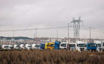 (Foto de ARCHIVO) Tráfico de transportistas a su salida del Polígono Industrial-Parque Logístico Barral, a 21 de marzo de 2022, en San Fernando de Henares, Madrid (España). El sector del transporte cumple hoy ocho días de paro indefinido, convocado a nivel nacional por la Plataforma para la Defensa del Sector de Transporte de Mercancías por Carretera Nacional e Internacional, para protestar por la "gravísima" situación del sector y unas condiciones laborales "inadmisibles", a lo que se suma el alza del precio de los combustibles, acentuada por la invasión rusa de Ucrania. La jornada de hoy está marcada por la reunión entre el Gobierno y el Comité Nacional del Transporte por Carretera, aunque señalan que el paro continuará mientras las demandas no sean satisfechas por el Gobierno. Carlos Luján / Europa Press 21 MARZO 2022;TRANSPORTE;MADRID;HUELGA;PARO 21/3/2022