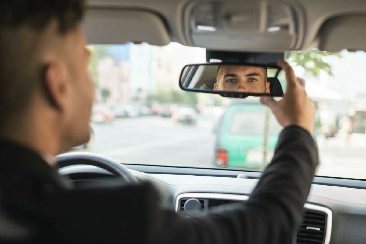 El retrovisor del coche.