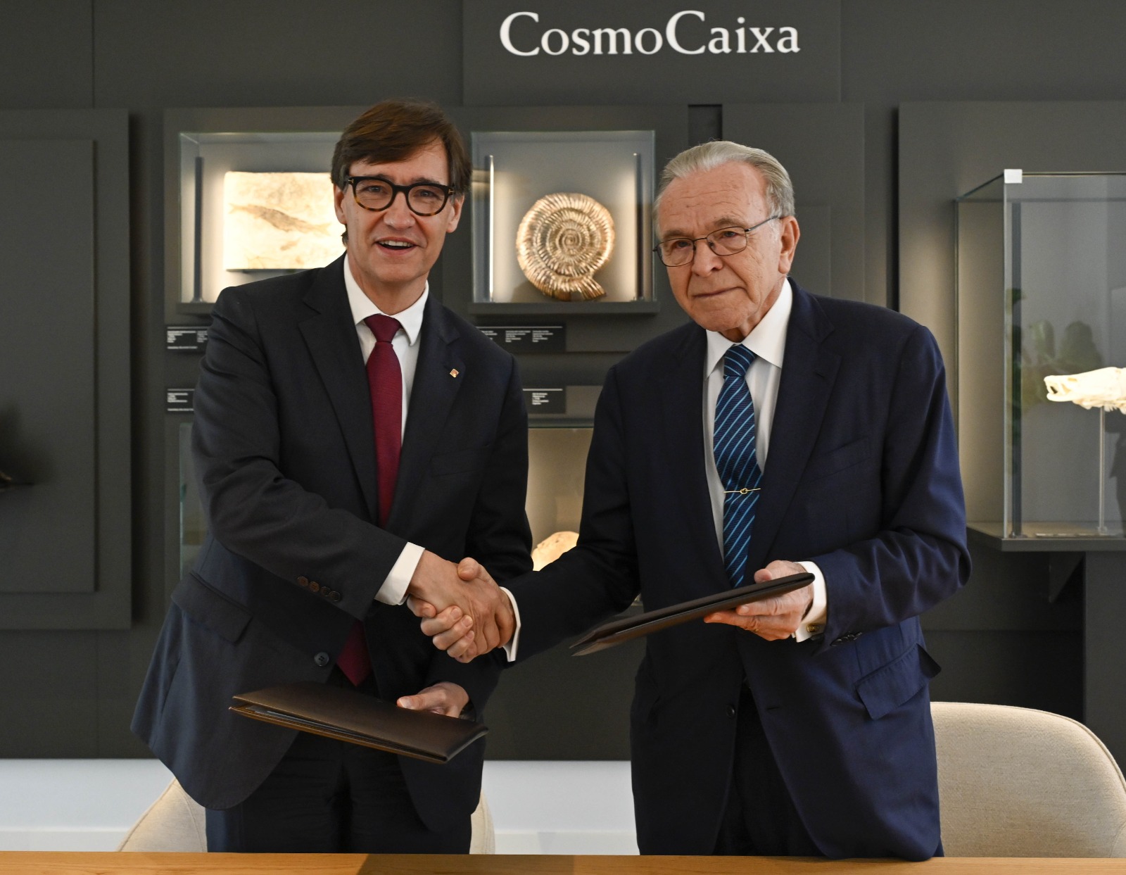 El presidente de la entidad, Isidre Fainé, y el líder del Ejecutivo catalán, Salvador Illa. Foto: Fundació La Caixa.