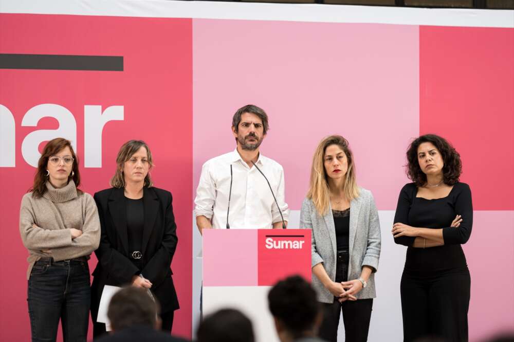 La secretaria de Comunicación de Sumar, Elizabeth Duval; la secretaria de Feminismos de Sumar, Amanda Andrades; el portavoz de Sumar, Ernest UrtasuN, y la secretaria de Organización de Sumar, Lara Hernández. Foto: Diego Radamés / Europa Press