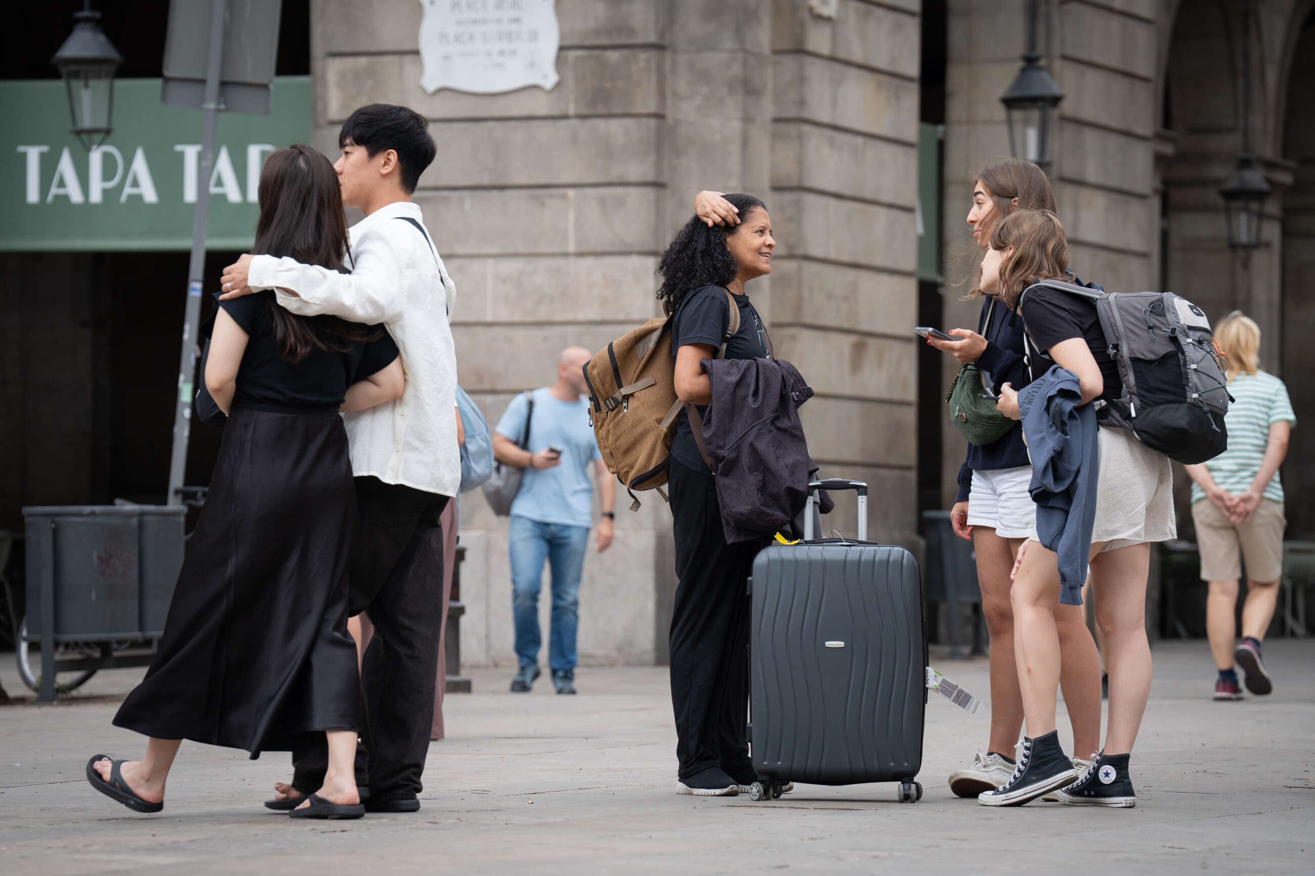 Varios turistas en el centro de Barcelona. Foto: David Zorrakino / Europa Press