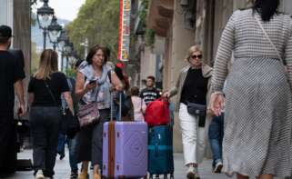 Varios turistas con maletas en el centro de Barcelona. Foto: David Zorrakino / Europa Press