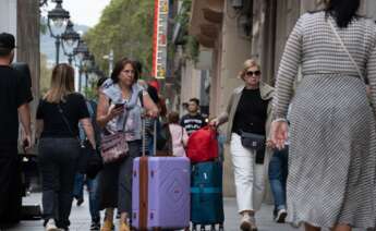 Varios turistas con maletas en el centro de Barcelona. Foto: David Zorrakino / Europa Press