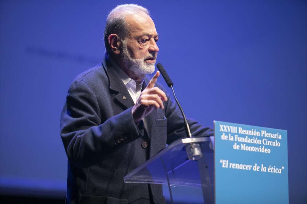 (Foto de ARCHIVO) El presidente empresarial de la Fundación Círculo de Montevideo, Carlos Slim, participa en la XXVIII Reunión Plenaria de la Fundación Círculo de Montevideo, en el Centro Internacional Óscar Niemeyer de Avilés, a 26 de octubre de 2023, en Avilés, Asturias (España). Asturias acoge por primera vez la reunión plenaria de la Fundación Círculo de Montevideo, uno de los principales foros de debate hispanoamericanos. Las jornadas, organizadas por la Fundación Círculo de Montevideo en colaboración con el Gobierno del Principado de Asturias y el Ayuntamiento de Avilés, se celebran los días 26 y 27 bajo el título ‘El renacer de la ética’. Este encuentro, en el que participan exmandatarios y académicos, tiene por objetivo promover la reflexión sobre la libertad de expresión, la justicia social o la inteligencia artificial. Jorge Peteiro / Europa Press 26 OCTUBRE 2023;FORO;DEBATE;HISPANOAMÉRICA 26/10/2023