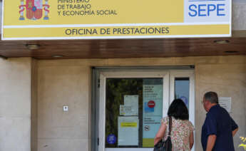 dos personas entrando en una oficina del SEPE