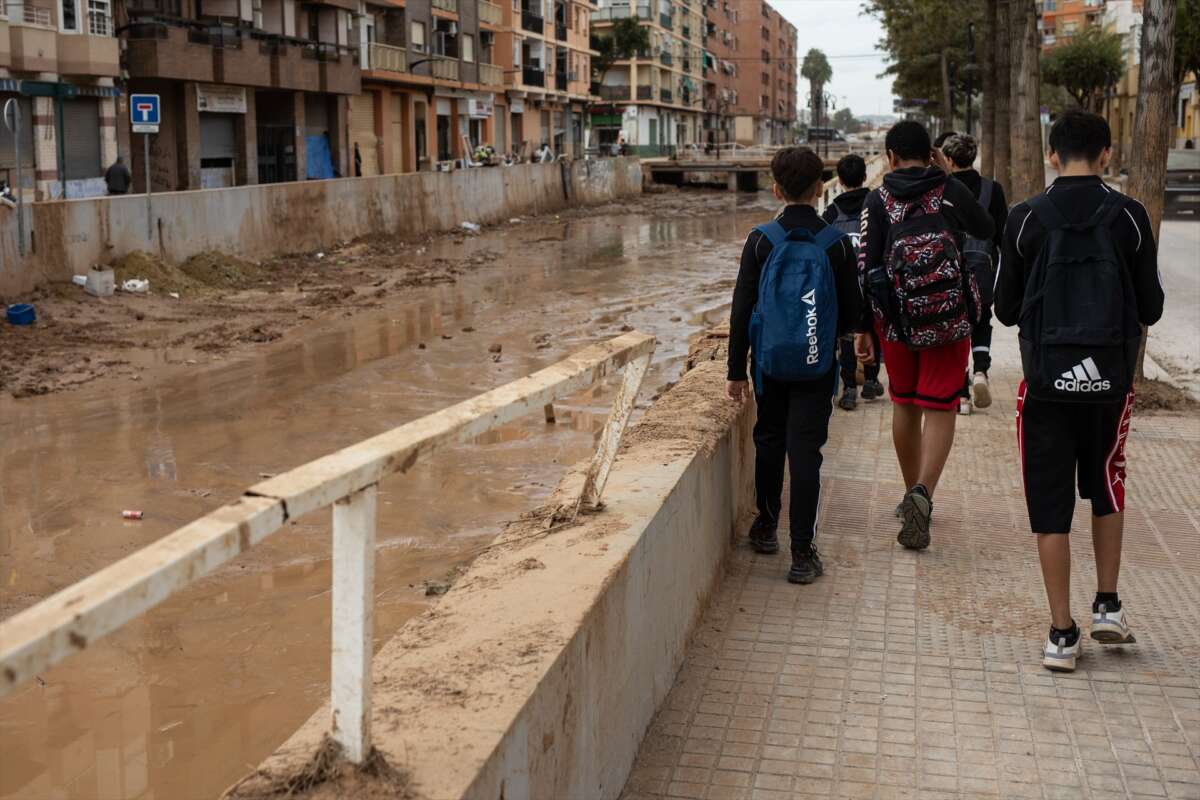 Los niños valencianos enfrentan las secuelas de una catástrofe que agrava su vulnerabilidad social y económica. Foto: Alejandro Martínez Vélez / Europa Press