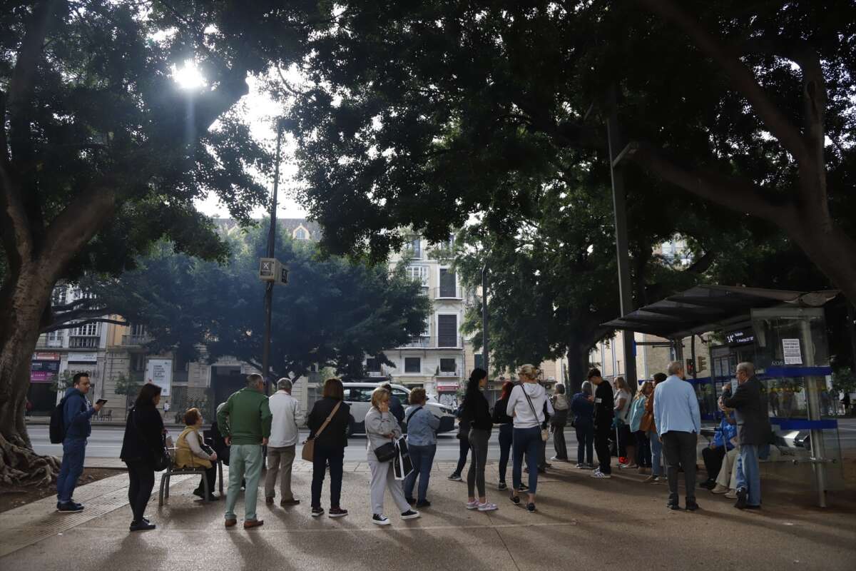 Usuarios del transporte público afrontan tiempos de espera prolongados debido a los servicios mínimos durante la huelga. Foto: Álex Zea / Europa Press