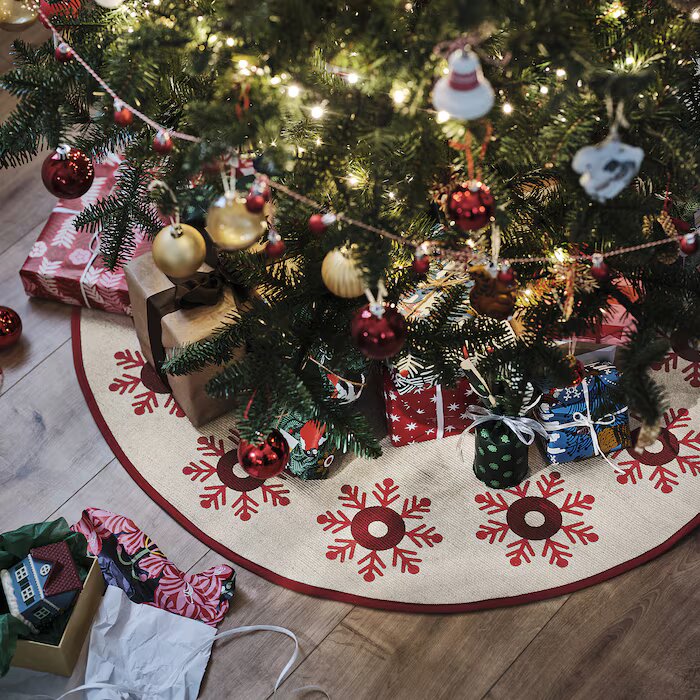 La alfombra para árbol de Navidad VINTERFINT, de Ikea.