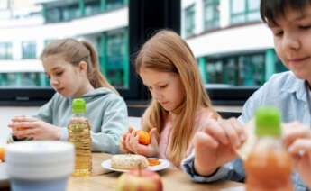 Alumnos en un comedor escolar.