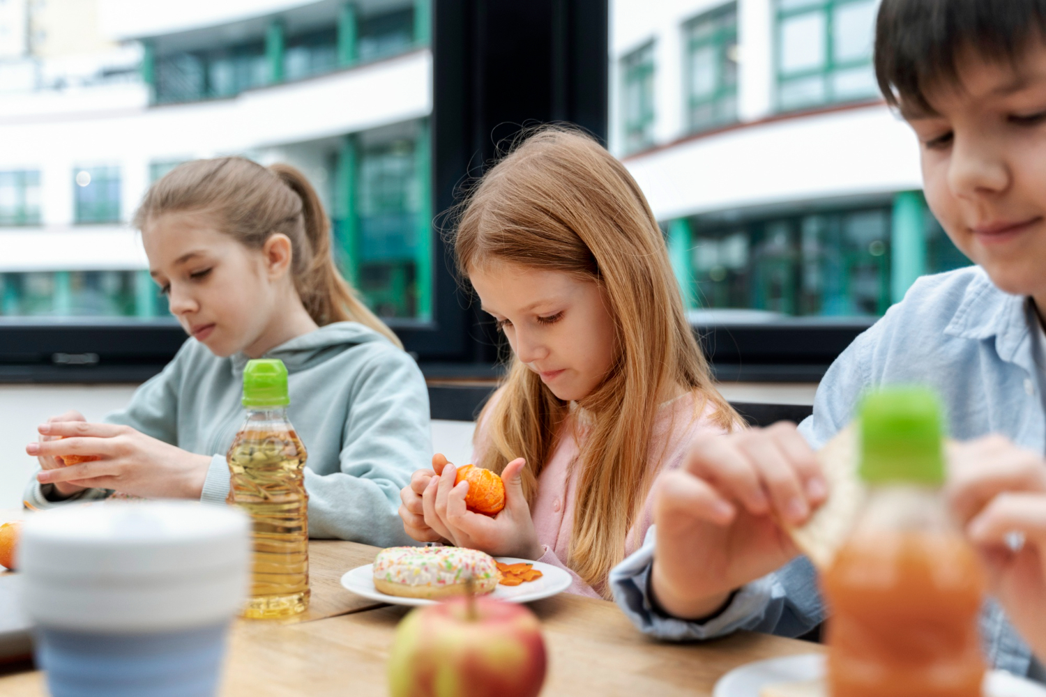 Alumnos en un comedor escolar.