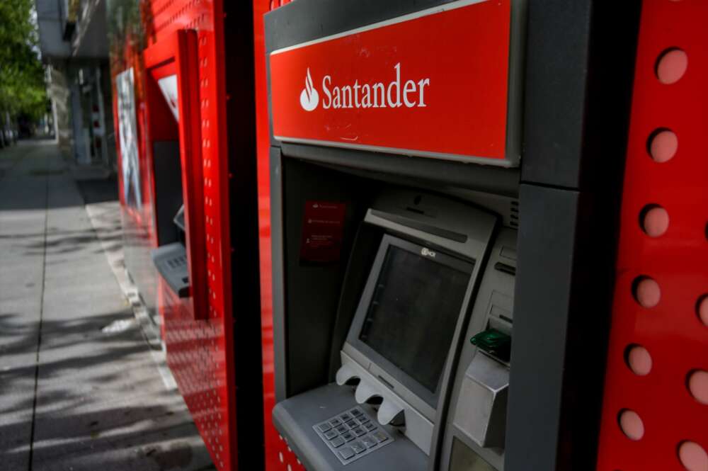 Un cajero automático de Banco Santander. Foto: Europa Press.