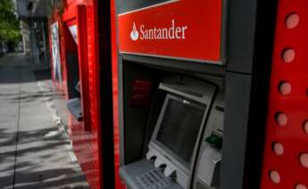 Un cajero automático de Banco Santander. Foto: Europa Press.