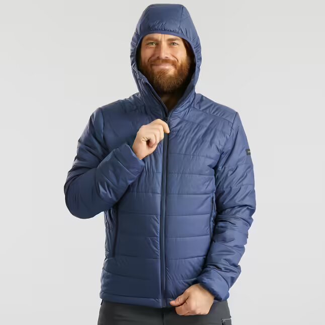 La chaqueta acolchada de trekking Trek100, disponible en Decathlon.