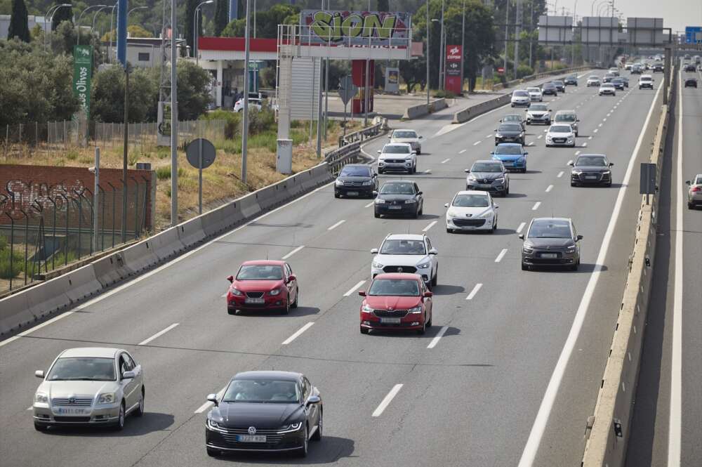 Coches circulando por una autovía.