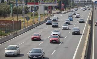 Coches circulando por una autovía.