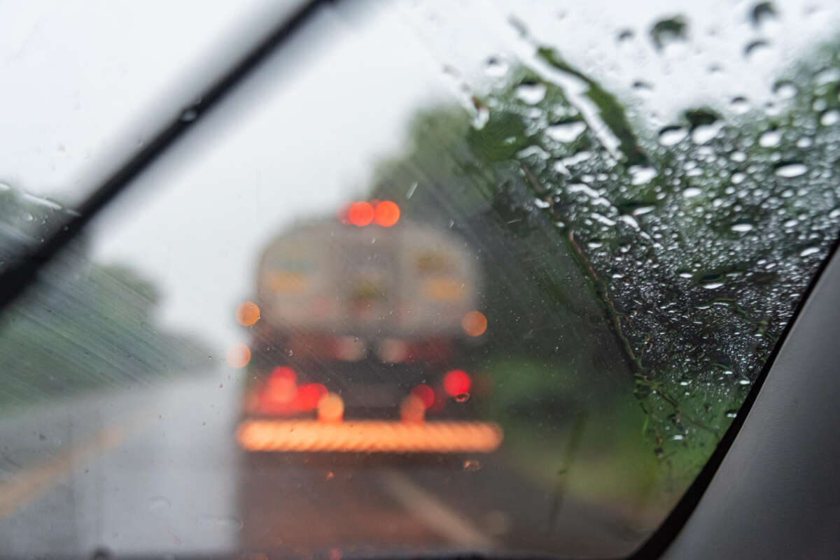 Un coche circula bajo la lluvia.