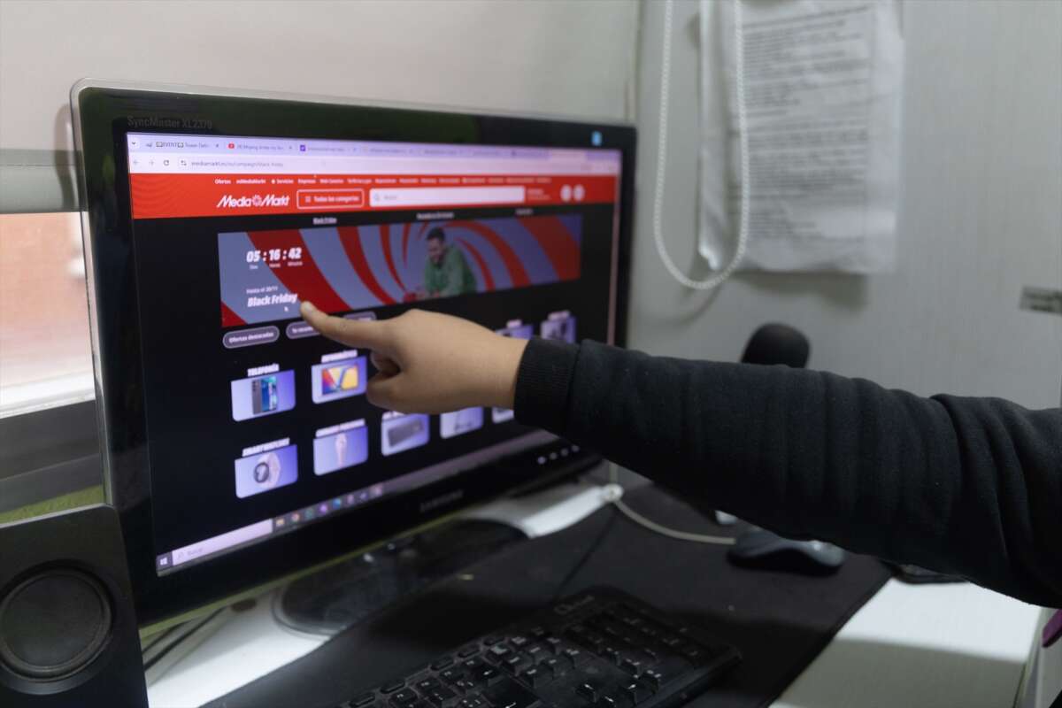 Un joven mira una web durante el Black Friday.