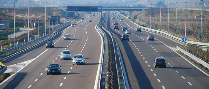 Coches en una autopista. Foto: DGT