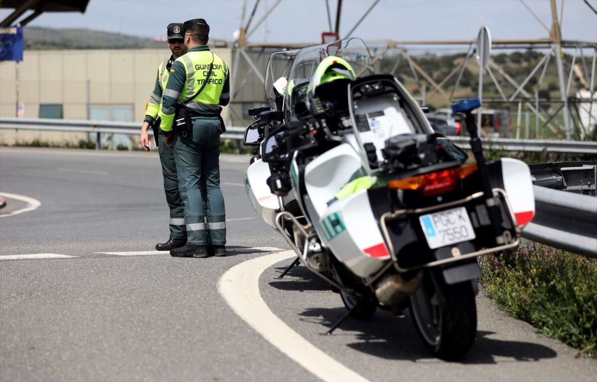 Agentes de la Guardia Civil realizan controles de alcoholemia y velocidad en autobuses escolares. Foto: Eduardo Parra / Europa Press