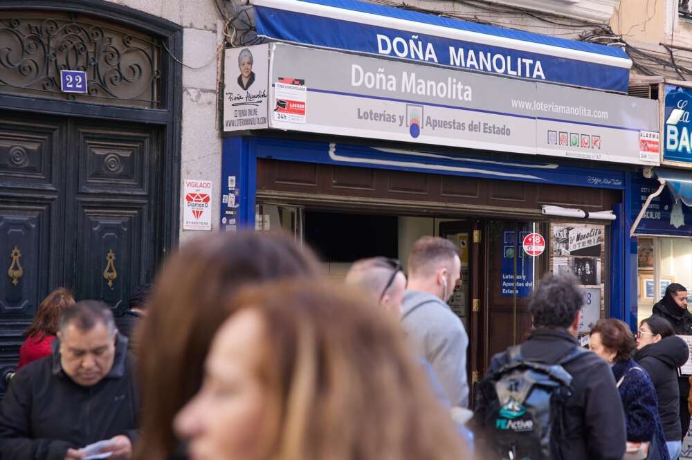 Decenas de personas hacen cola en la Administración Doña Manolita en Madrid (España). Loteria Nacional