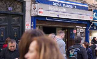 Decenas de personas hacen cola en la Administración Doña Manolita en Madrid (España). Loteria Nacional