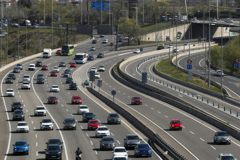 Coches en una carretera.