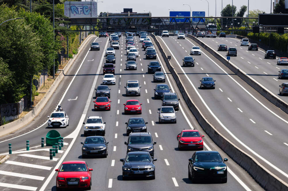 Coches en una carretera.