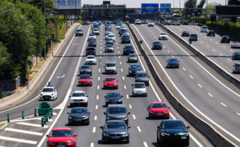 Coches en una carretera.