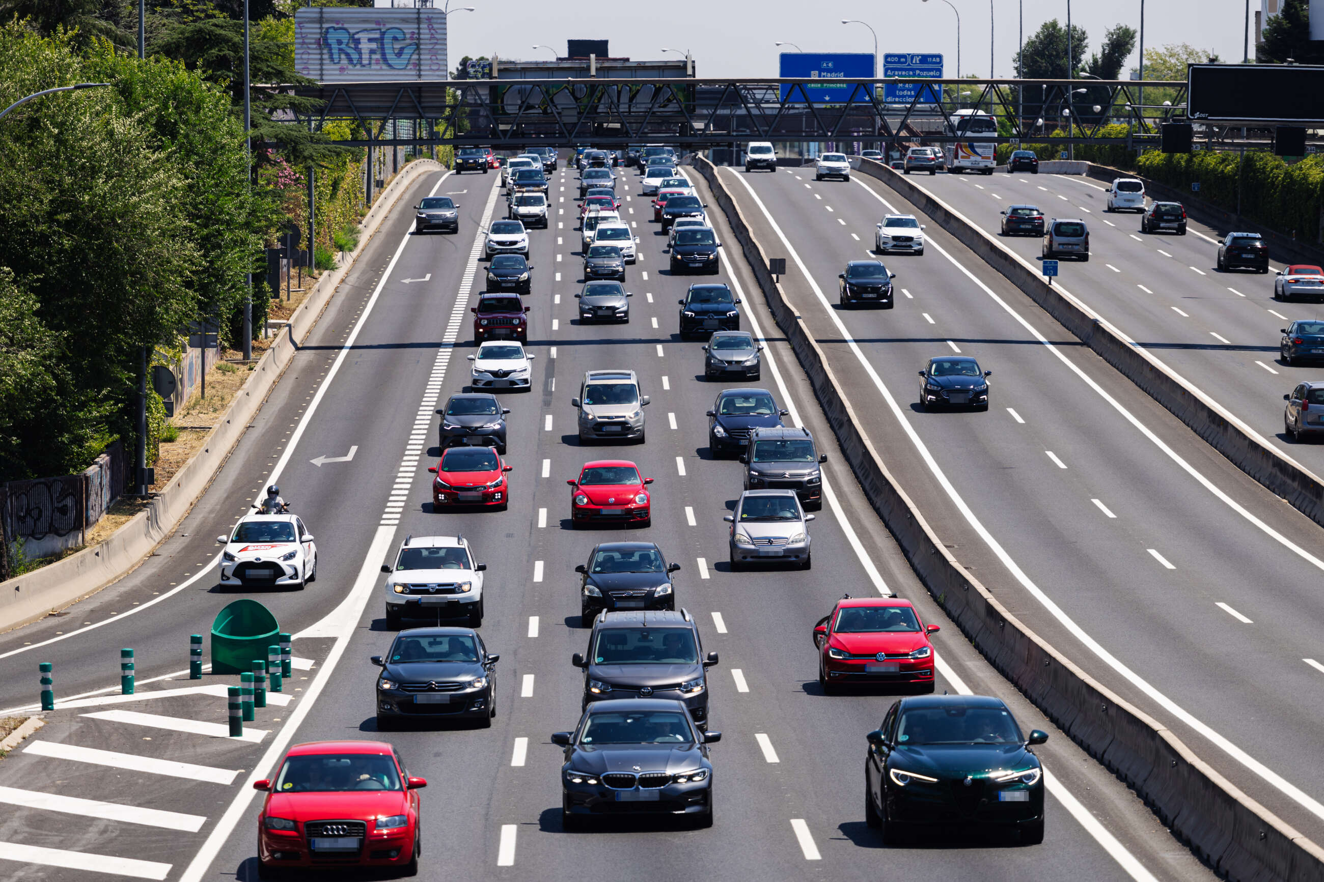 Coches en una carretera.