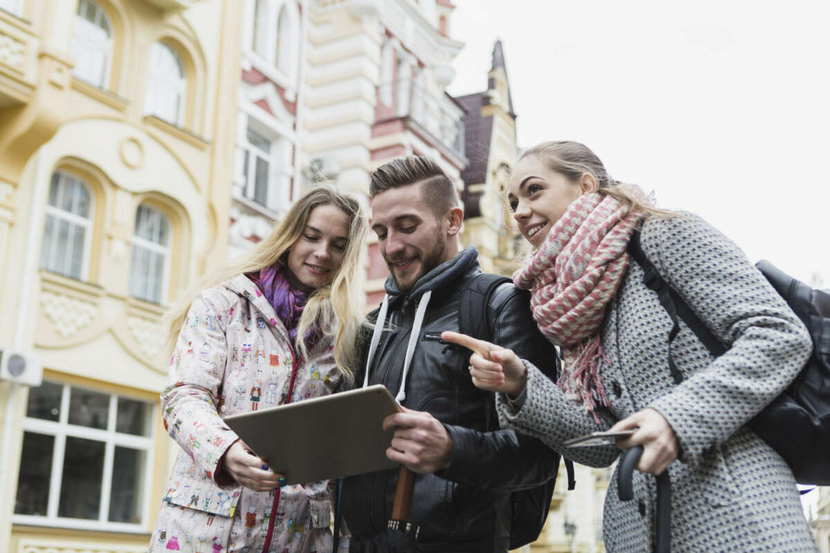 El programa Erasmus Mundus impulsa la movilidad global, ofreciendo una cobertura completa para estudiantes sobresalientes.