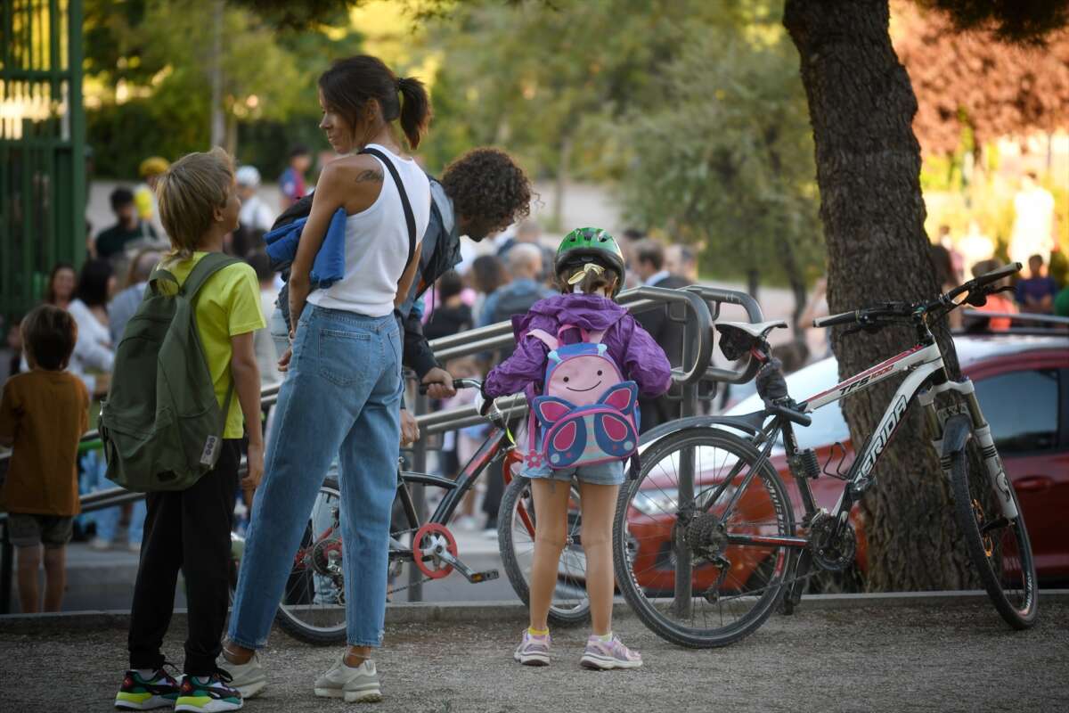 Concienciar a los menores sobre el uso del cinturón y el comportamiento adecuado en el autobús es una tarea compartida entre familias y escuelas. Foto: Fernando Sánchez / Europa Press