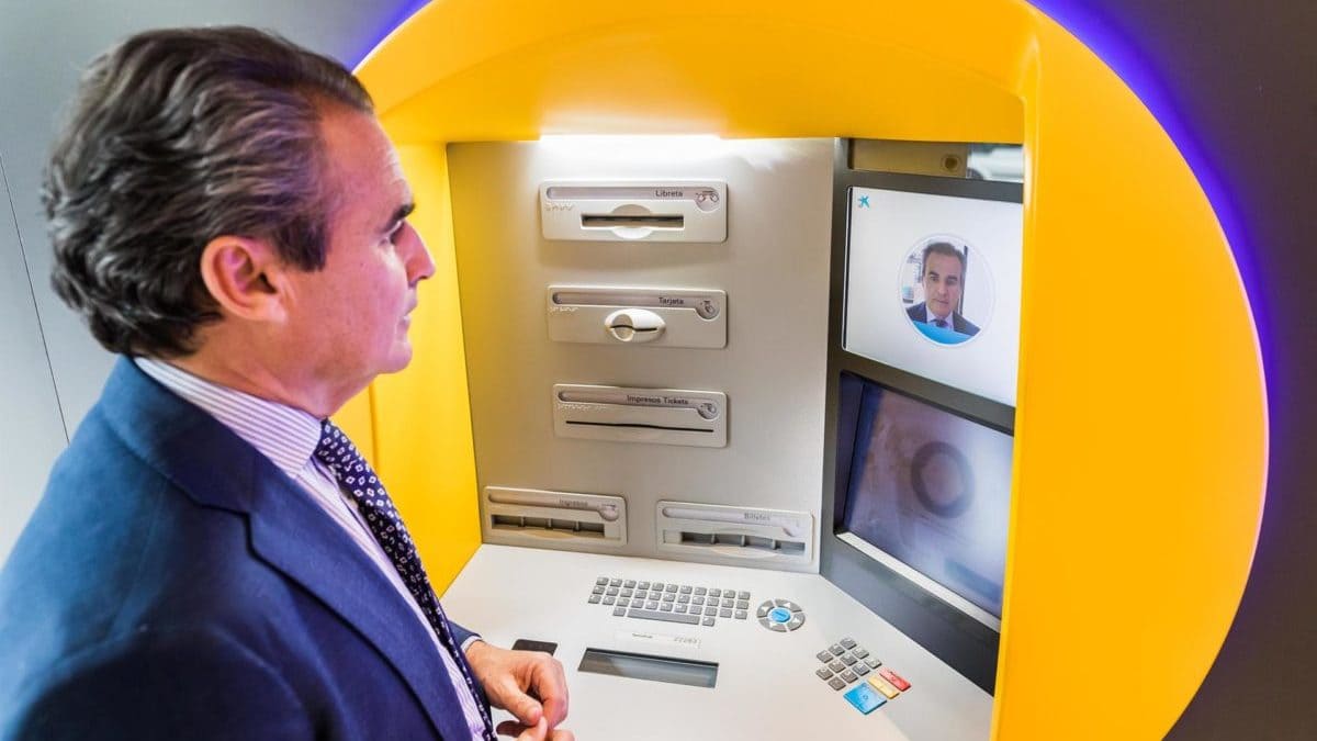 Un cliente realiza una operación en un cajero automático. Foto: Caixabank.