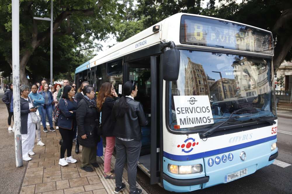 Conductores de autobús exigen una jubilación anticipada a los 60 años, como ya ocurre en otros sectores de transporte. Foto: Álex Zea / Europa Press