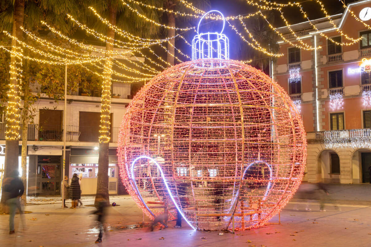 La compañía produce alumbrado para fiestas locales, carnaval, centros comerciales, empresas, hoteles, calles comerciales y ferias. Navidad. Foto: Prilux.