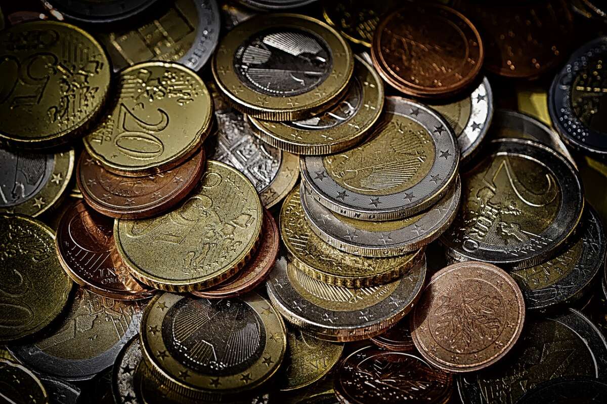 monedas de euro de distintos valores (1, 2, 5, 10, 20 y 50 céntimos, y 1 o 2 euros)