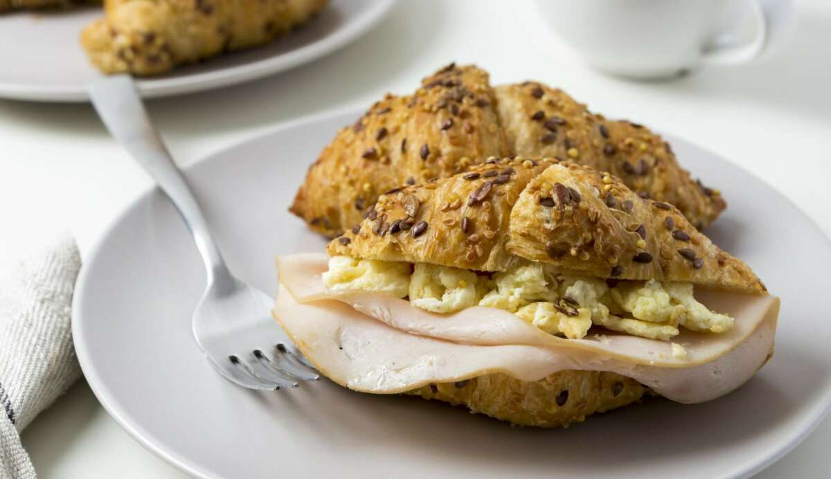 La pechuga de pavo es ideal para un desayuno completo y saludable. Foto: Freepik