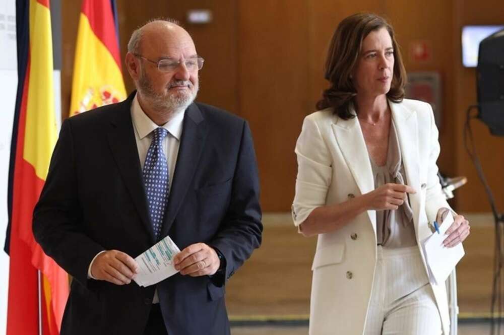 El presidente de la Confederación Española de Cajas de Ahorros (CECA), José María Méndez, junto a la presidenta de la Asociación Española de la Banca, (AEB), Alejandra Kindelán. Foto: Eduardo Parra / Europa Press