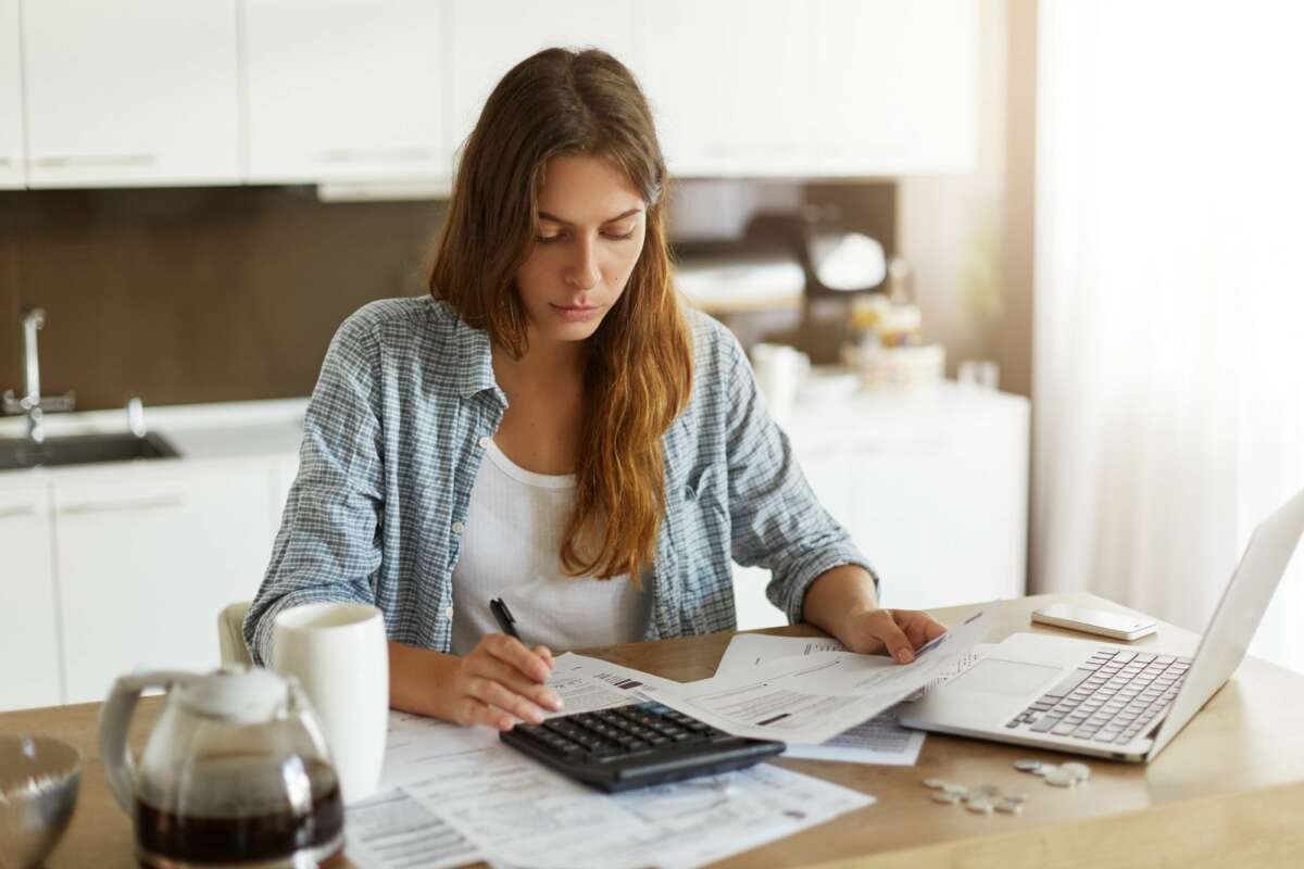 Una mujer consulta facturas. Banco de España. Foto: Freepik.