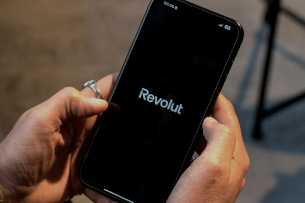 Una persona utiliza la aplicación de Revolut en su móvil. Foto: Revolut.