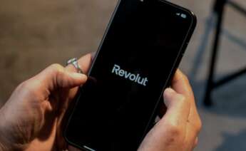 Una persona utiliza la aplicación de Revolut en su móvil. Foto: Revolut.