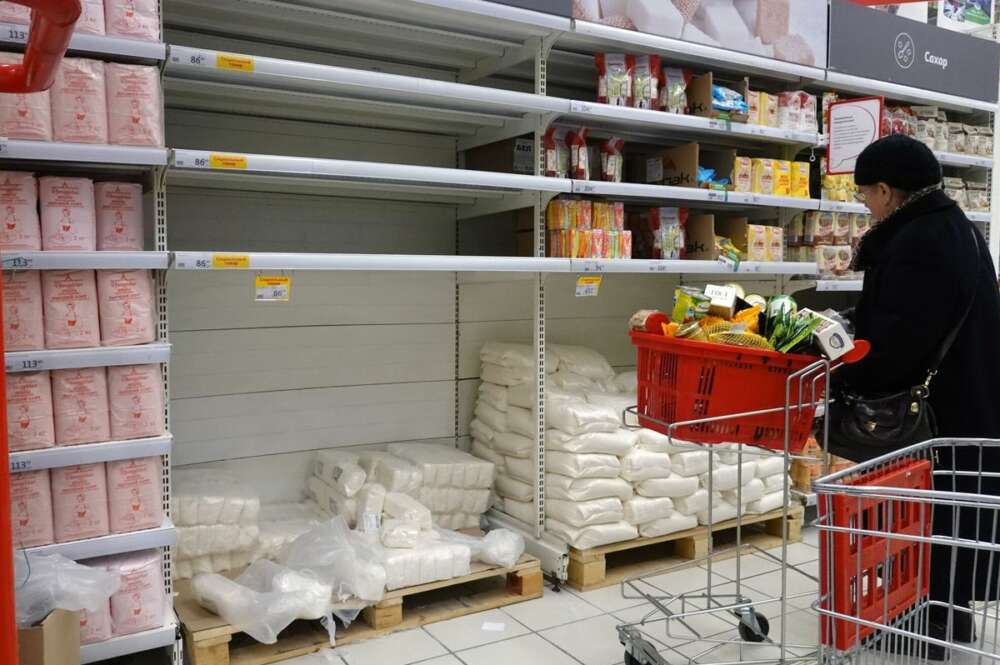 La inflación en Rusia impacta productos básicos como la mantequilla, que ya se guarda bajo llave en algunos supermercados.