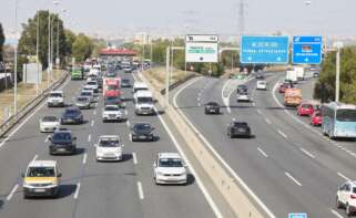 Coches en una carretera.