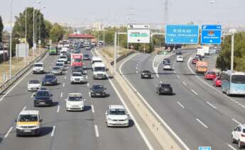 Coches en una carretera.