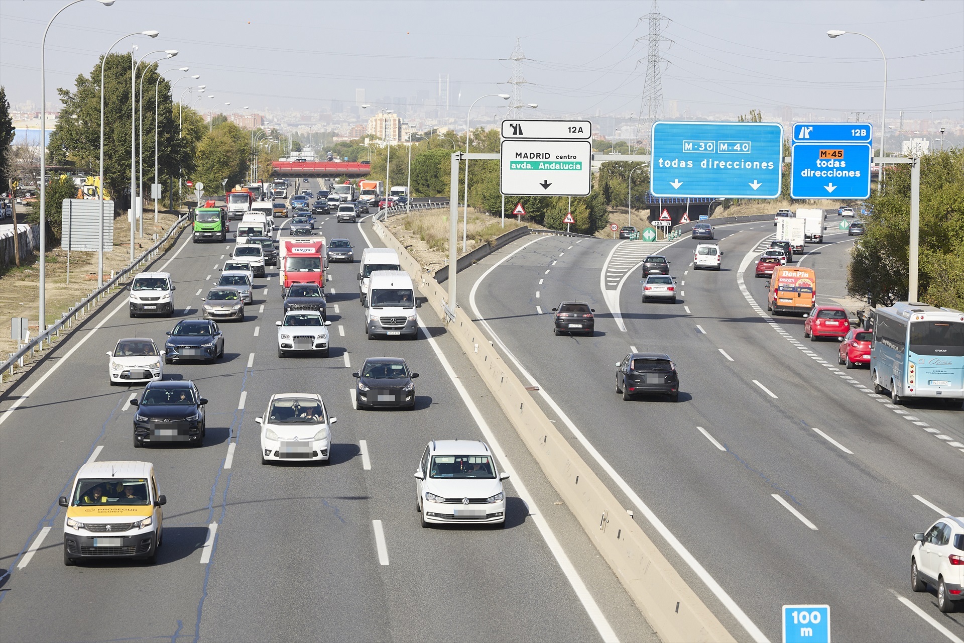 Coches en una carretera.