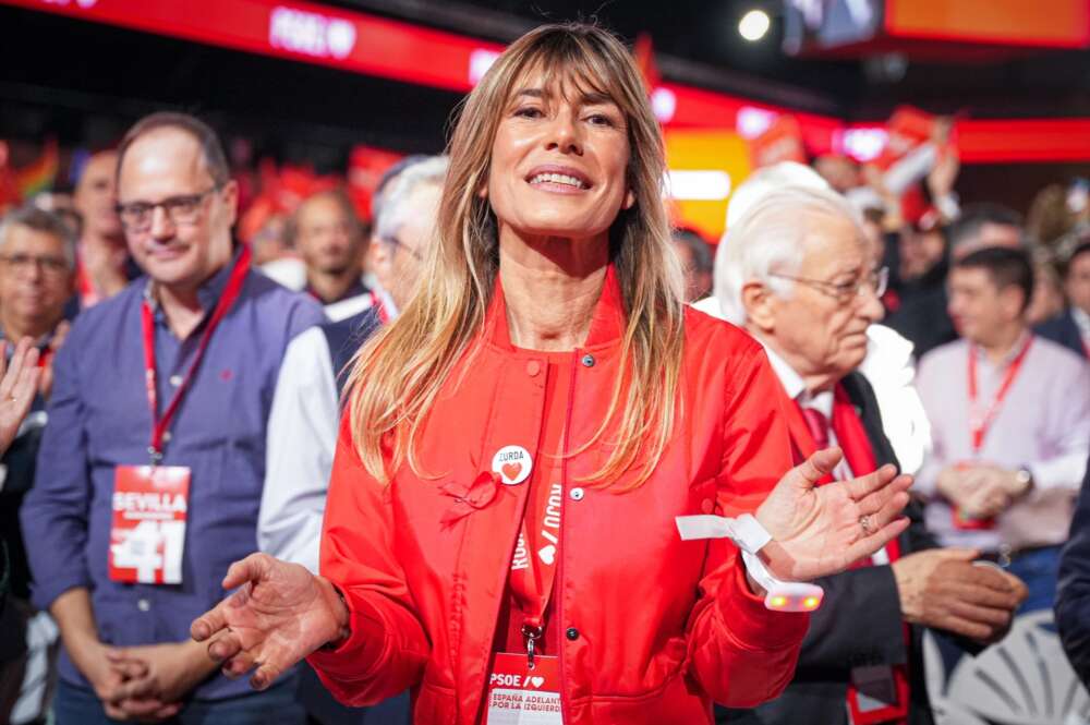 (Foto de ARCHIVO) La esposa del presidente del gobierno Begoña Gómez durante la clausura del 41º Congreso Federal del PSOE en el Palacio de Congresos y Exposiciones. A 1 de diciembre de 2024, en Sevilla, Andalucía (España). El 41º Congreso Federal del PSOE concluye en Sevilla con su jornada de clausura celebrada en Fibes. Durante el evento, se trazaron las líneas estratégicas del partido para los próximos años, destacando el compromiso con las políticas sociales, la igualdad y la sostenibilidad. La clausura contó con la presencia de destacados líderes socialistas y delegados de todo el país. Francisco J. Olmo / Europa Press 01/12/2024