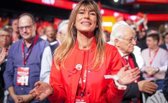 (Foto de ARCHIVO) La esposa del presidente del gobierno Begoña Gómez durante la clausura del 41º Congreso Federal del PSOE en el Palacio de Congresos y Exposiciones. A 1 de diciembre de 2024, en Sevilla, Andalucía (España). El 41º Congreso Federal del PSOE concluye en Sevilla con su jornada de clausura celebrada en Fibes. Durante el evento, se trazaron las líneas estratégicas del partido para los próximos años, destacando el compromiso con las políticas sociales, la igualdad y la sostenibilidad. La clausura contó con la presencia de destacados líderes socialistas y delegados de todo el país. Francisco J. Olmo / Europa Press 01/12/2024