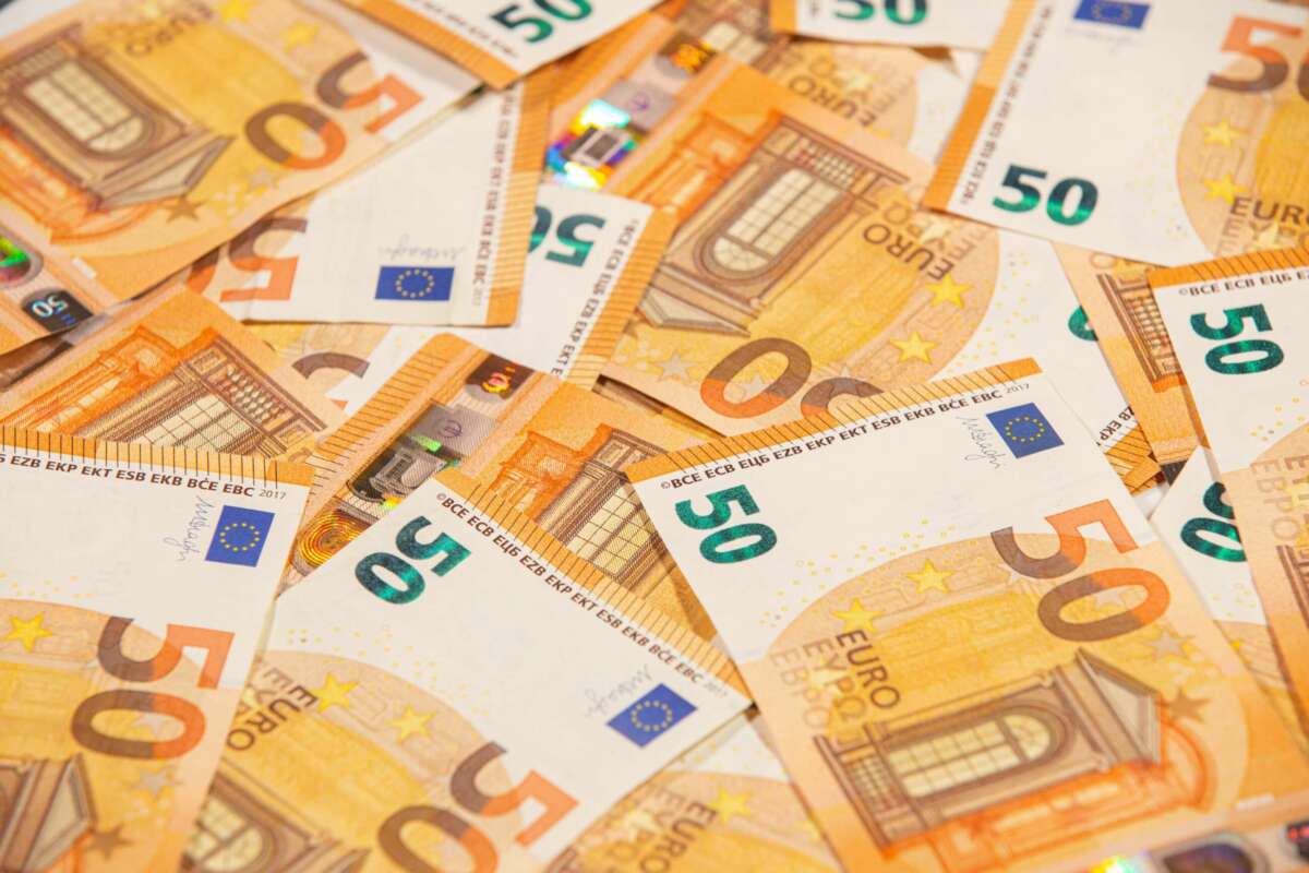 Un conjunto de billetes de 50 euros. Openbank. Foto: Freepik.