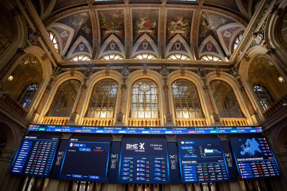 (Foto de ARCHIVO) Paneles del Ibex 35, en el Palacio de la Bolsa, a 12 de enero de 2024, en Madrid (España). Las acciones de Grifols cedían más de un 7%, un día después de su reunión con los analistas, a los que no logró convencer con sus explicaciones en un intento de desmontar las acusaciones de Gotham City Research. Eduardo Parra / Europa Press 12 ENERO 2024;MADRID;IBEX 35;PALACIO DE LA BOLSA 12/1/2024